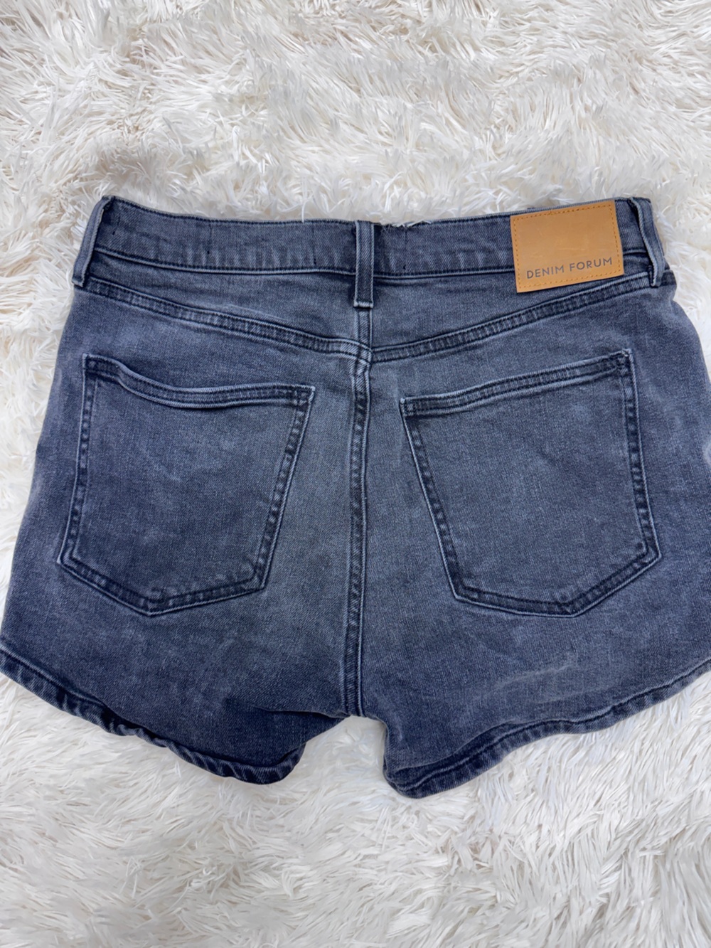 Denim Forum Aritzia Lola Clean Cheeky Short – Women’s 31, Washed Black - Picture 4 of 5